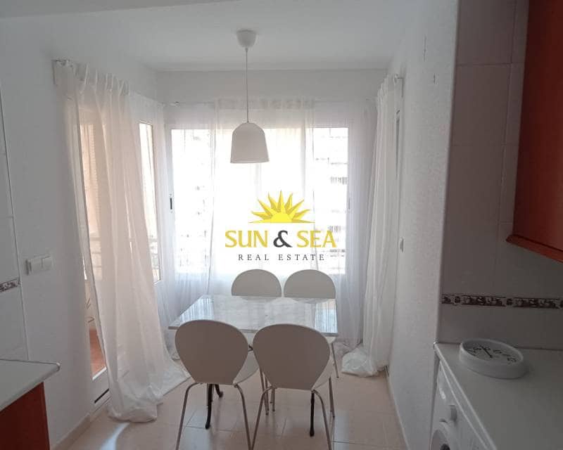 3 soveværelse Lejlighed til leje i Alicante by med swimmingpool - € 1.100 (Ref: 8692852)