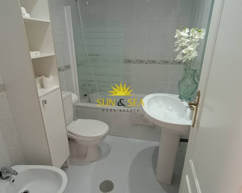 3 soveværelse Lejlighed til leje i Alicante by med swimmingpool - € 1.100 (Ref: 8692852)