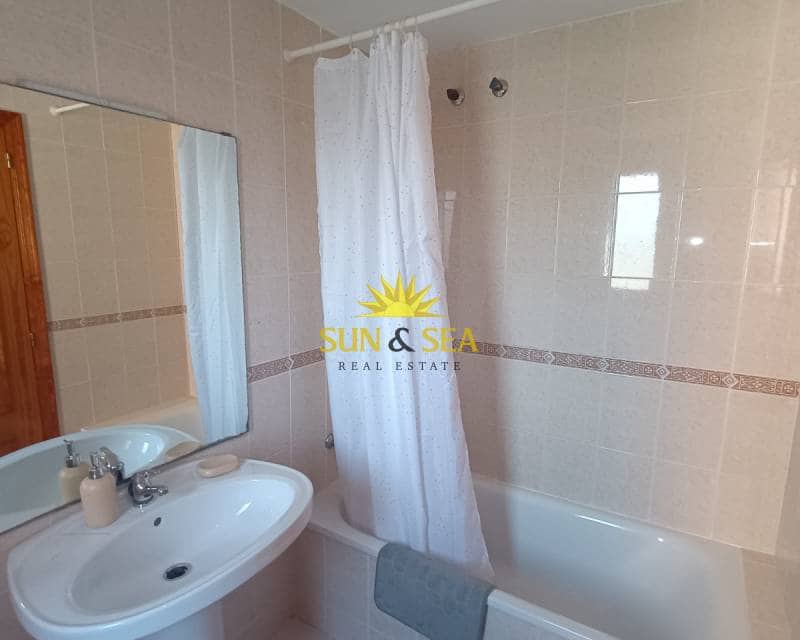 3 soveværelse Lejlighed til leje i Alicante by med swimmingpool - € 1.100 (Ref: 8692852)