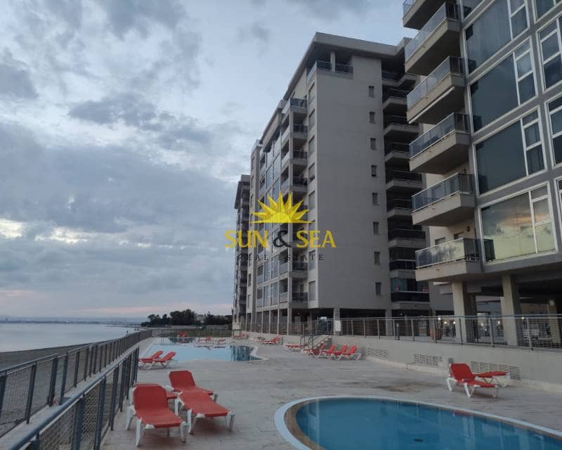 1 slaapkamer Appartement te huur in La Manga del Mar Menor met zwembad garage - € 700 (Ref: 8692853)
