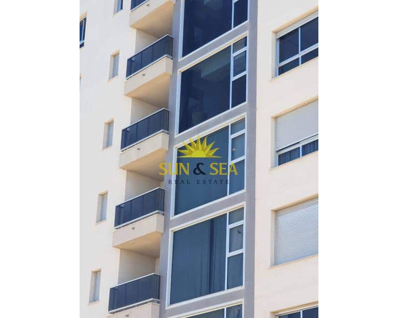 1 slaapkamer Appartement te huur in La Manga del Mar Menor met zwembad garage - € 700 (Ref: 8692853)