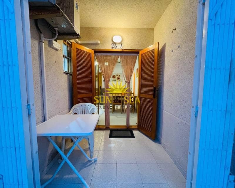3 soveværelse Lejlighed til leje i Torrevieja med swimmingpool garage - € 750 (Ref: 8699223)