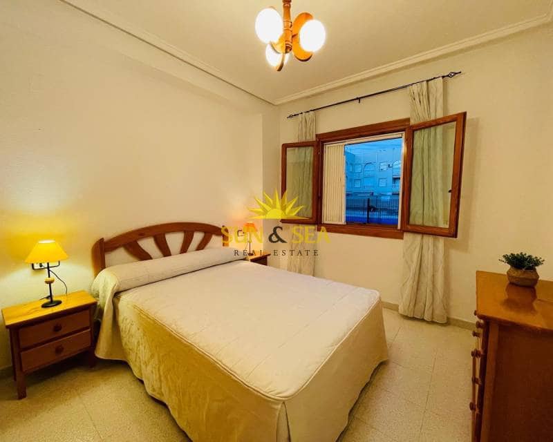 3 soveværelse Lejlighed til leje i Torrevieja med swimmingpool garage - € 750 (Ref: 8699223)
