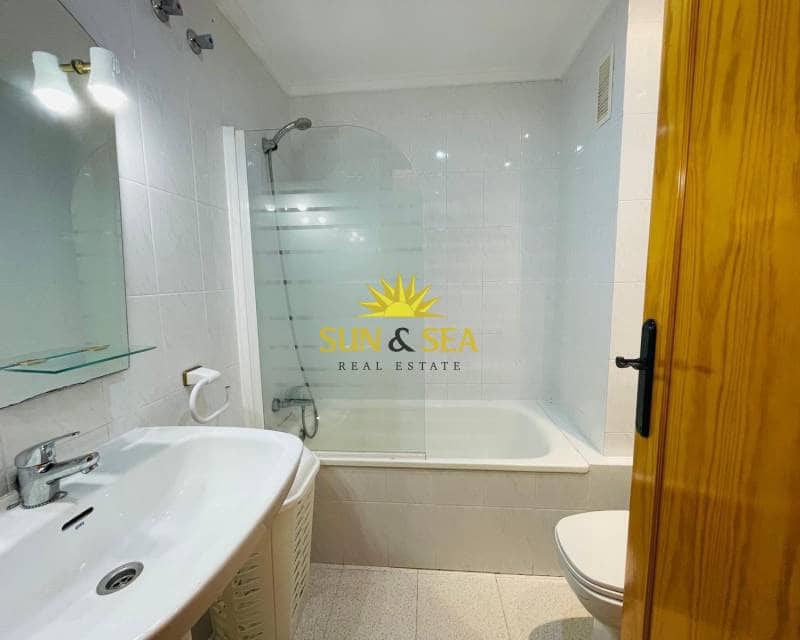 3 soveværelse Lejlighed til leje i Torrevieja med swimmingpool garage - € 750 (Ref: 8699223)