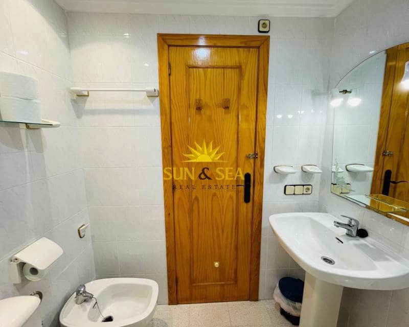 3 soveværelse Lejlighed til leje i Torrevieja med swimmingpool garage - € 750 (Ref: 8699223)