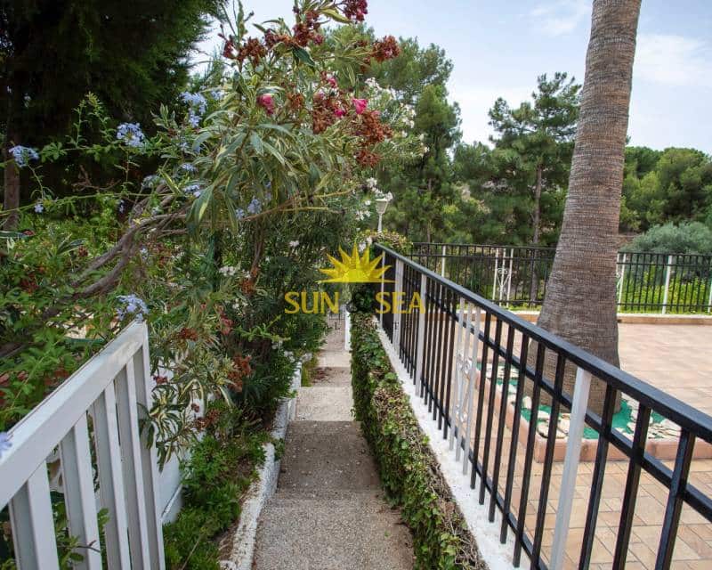 4 makuuhuone Huvila myytävänä paikassa Las Torres de Cotillas mukana uima-altaan 
autotalli - 420 000 € (Ref: 8707336)