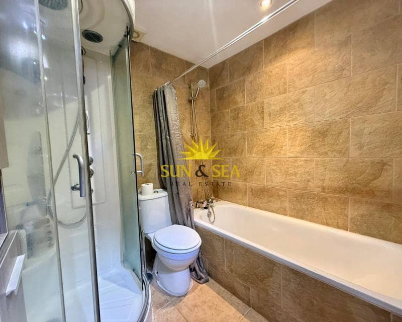 3 makuuhuone Kattohuoneisto vuokrattavana paikassa Torrevieja mukana uima-altaan - 800 € (Ref: 8712298)