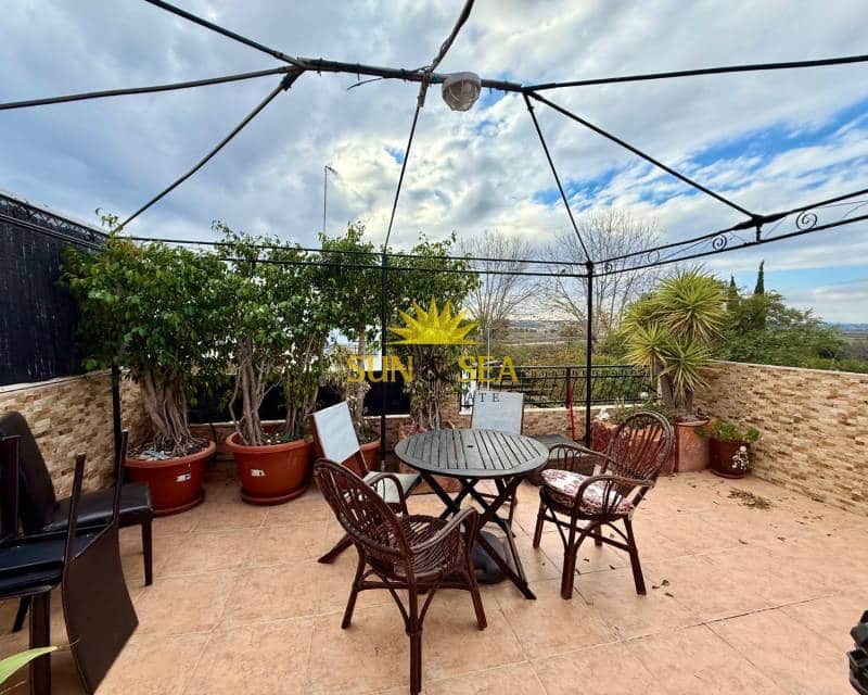 3 makuuhuone Kattohuoneisto vuokrattavana paikassa Torrevieja mukana uima-altaan - 800 € (Ref: 8712298)