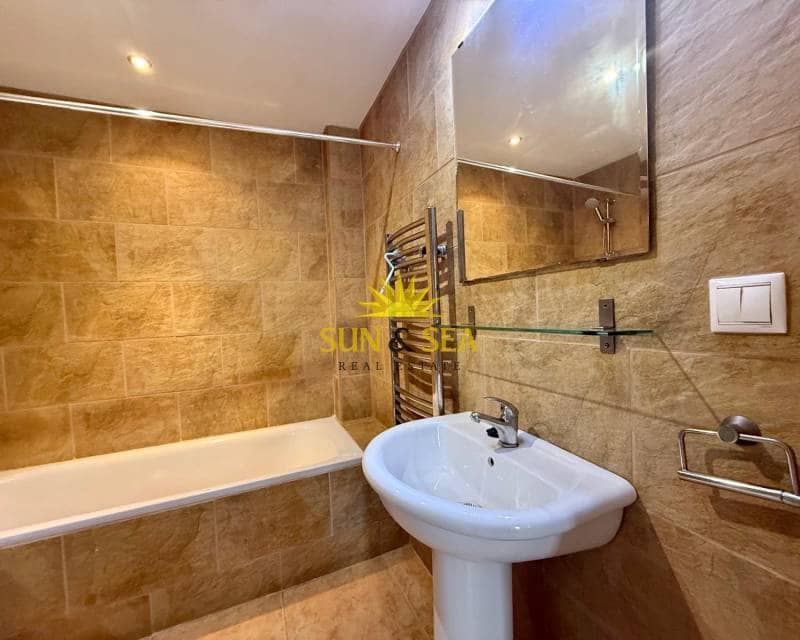 3 makuuhuone Kattohuoneisto vuokrattavana paikassa Torrevieja mukana uima-altaan - 800 € (Ref: 8712298)