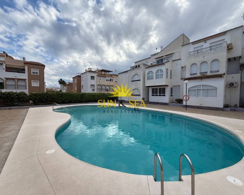 3 makuuhuone Kattohuoneisto vuokrattavana paikassa Torrevieja mukana uima-altaan - 800 € (Ref: 8712298)