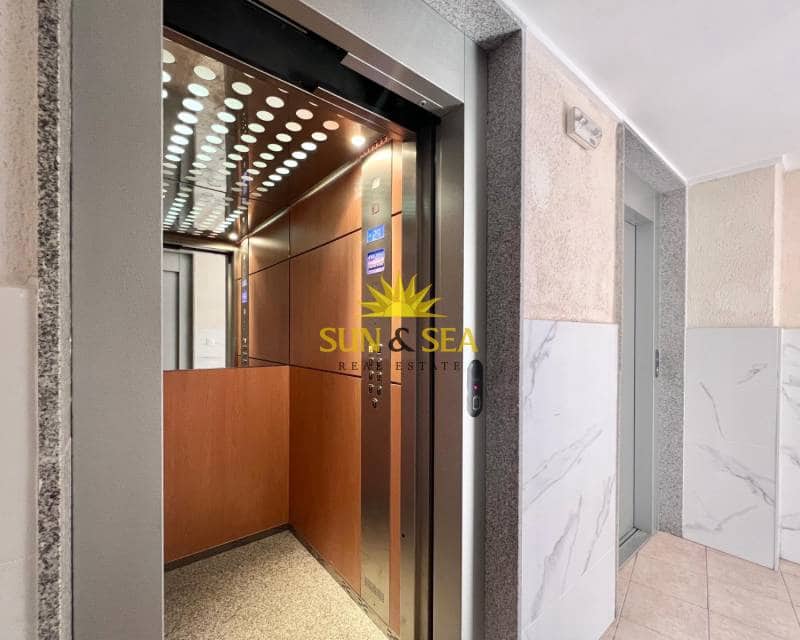 2 makuuhuone Kattohuoneisto myytävänä paikassa Torrevieja mukana uima-altaan - 140 000 € (Ref: 8728288)