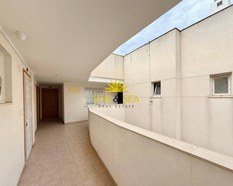 2 makuuhuone Kattohuoneisto myytävänä paikassa Torrevieja mukana uima-altaan - 140 000 € (Ref: 8728288)