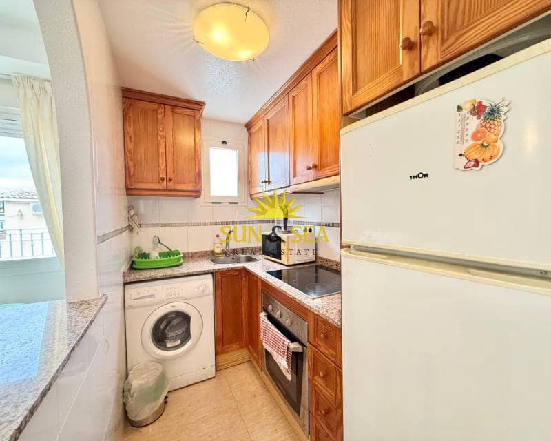 2 makuuhuone Kattohuoneisto myytävänä paikassa Torrevieja mukana uima-altaan - 140 000 € (Ref: 8728288)