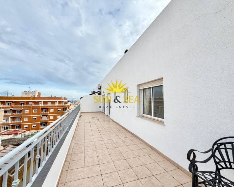 2 makuuhuone Kattohuoneisto myytävänä paikassa Torrevieja mukana uima-altaan - 140 000 € (Ref: 8728288)