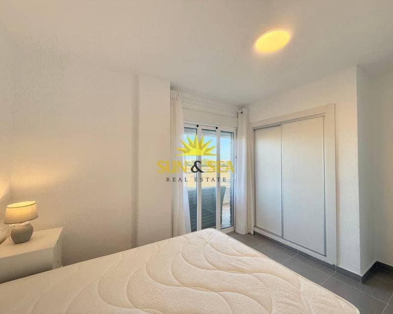 2 soveværelse Penthouse til leje i Punta Prima med swimmingpool garage - € 1.250 (Ref: 8734886)