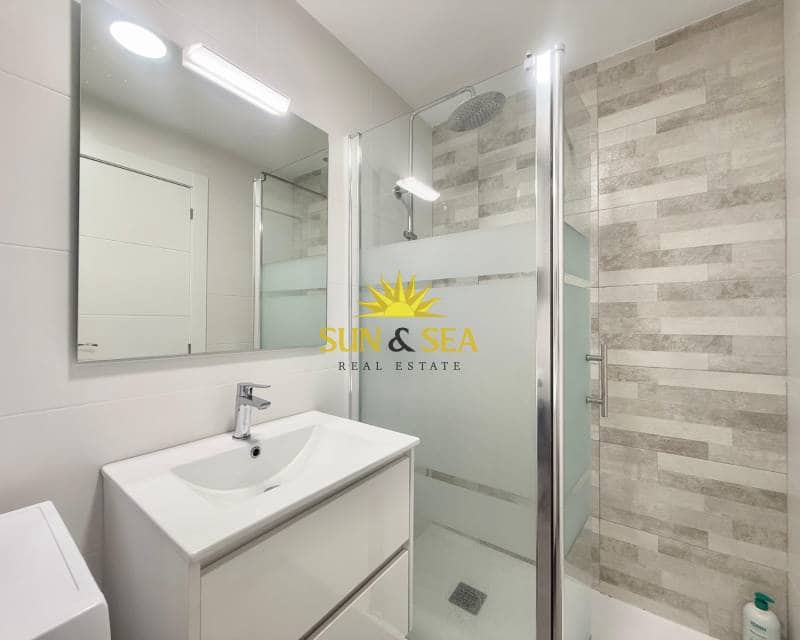 2 soveværelse Penthouse til leje i Punta Prima med swimmingpool garage - € 1.250 (Ref: 8734886)