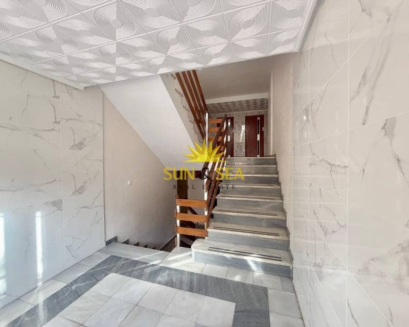 2 soveværelse Penthouse til leje i Punta Prima med swimmingpool garage - € 1.250 (Ref: 8734886)