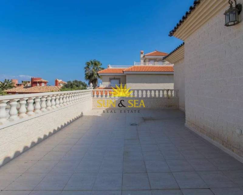 6 soveværelse Villa til leje i La Manga del Mar Menor med swimmingpool - € 1.650 (Ref: 8770803)