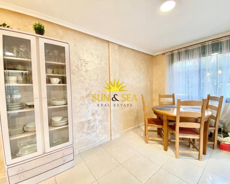 Chalet de 3 habitaciones en Torrevieja en alquiler con piscina - 1.600 € (Ref: 8773334)