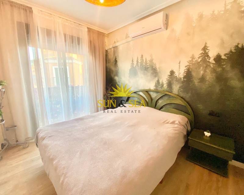 Chalet de 3 habitaciones en Torrevieja en alquiler con piscina - 1.600 € (Ref: 8773334)