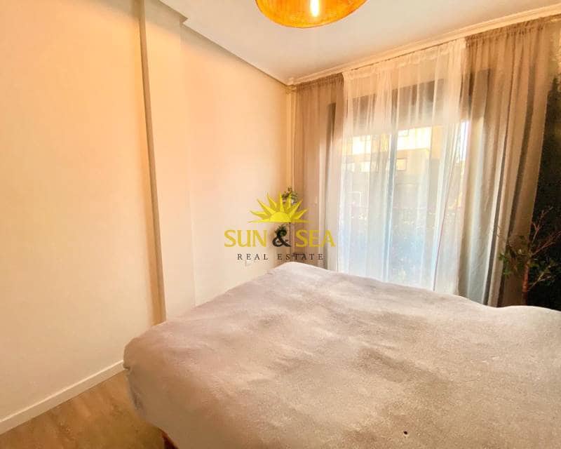 Chalet de 3 habitaciones en Torrevieja en alquiler con piscina - 1.600 € (Ref: 8773334)