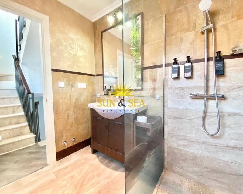 Chalet de 3 habitaciones en Torrevieja en alquiler con piscina - 1.600 € (Ref: 8773334)