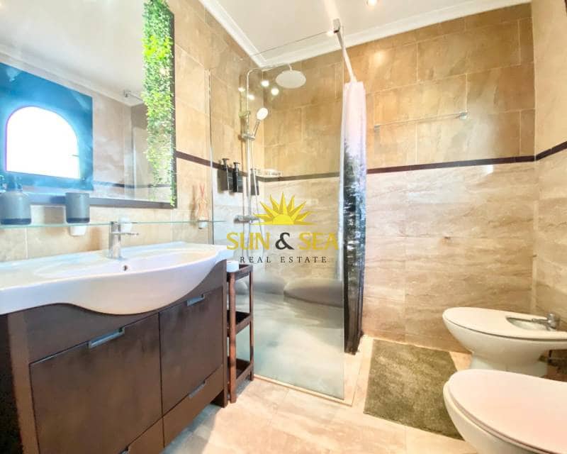 Chalet de 3 habitaciones en Torrevieja en alquiler con piscina - 1.600 € (Ref: 8773334)