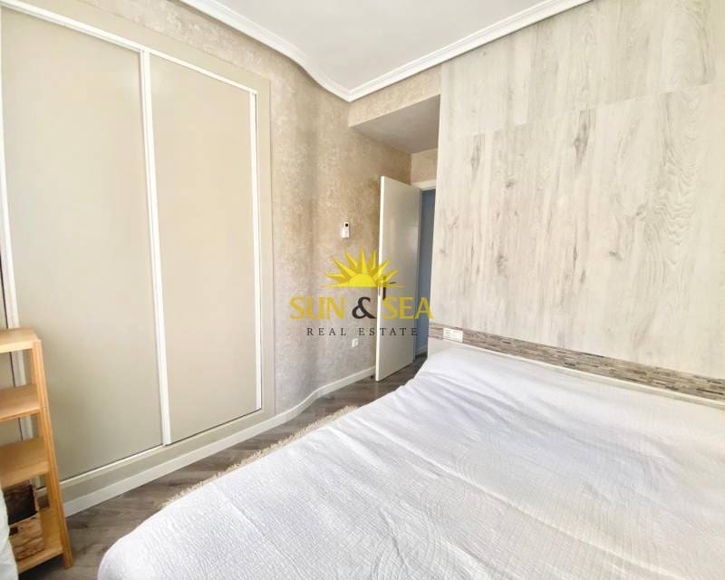 Chalet de 3 habitaciones en Torrevieja en alquiler con piscina - 1.600 € (Ref: 8773334)