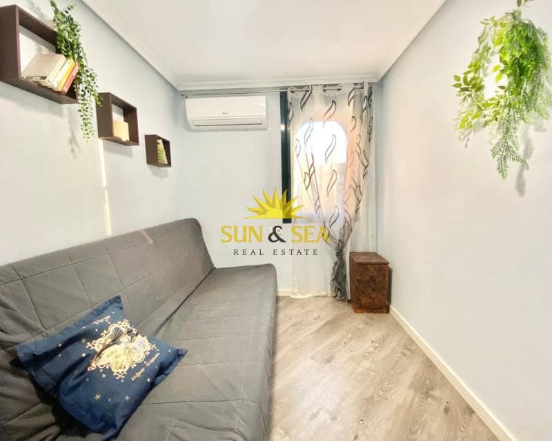 Chalet de 3 habitaciones en Torrevieja en alquiler con piscina - 1.600 € (Ref: 8773334)