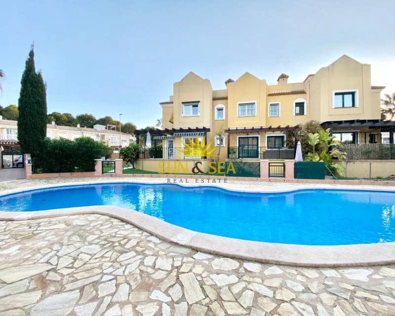 Chalet de 3 habitaciones en Torrevieja en alquiler con piscina - 1.600 € (Ref: 8773334)