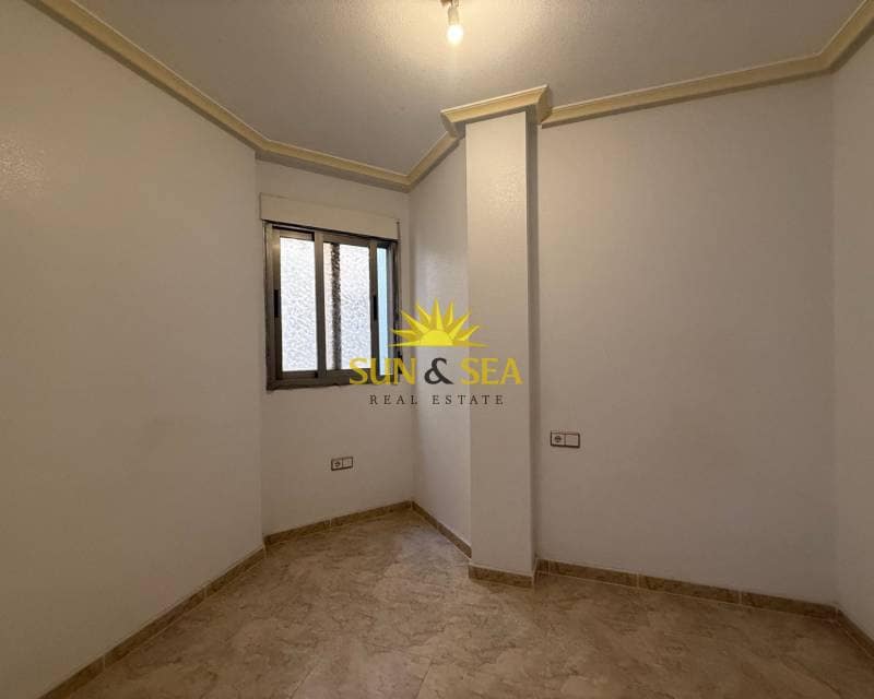 3 slaapkamer Appartement te huur in Torrevieja - € 850 (Ref: 8790845)