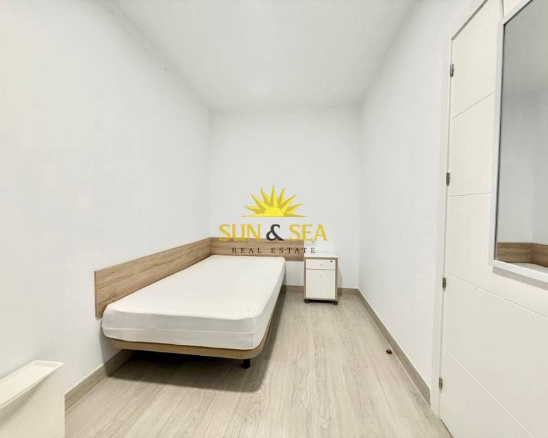 Apartamento de 4 habitaciones en Elche / Elx en alquiler - 1.100 € (Ref: 8792021)