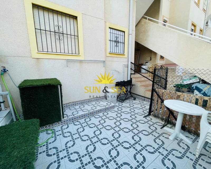 2 Zimmer Haus zu vermieten in Torrevieja mit Pool - 750 € (Ref: 8798753)