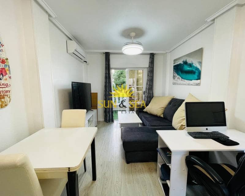 2 Zimmer Haus zu vermieten in Torrevieja mit Pool - 750 € (Ref: 8798753)