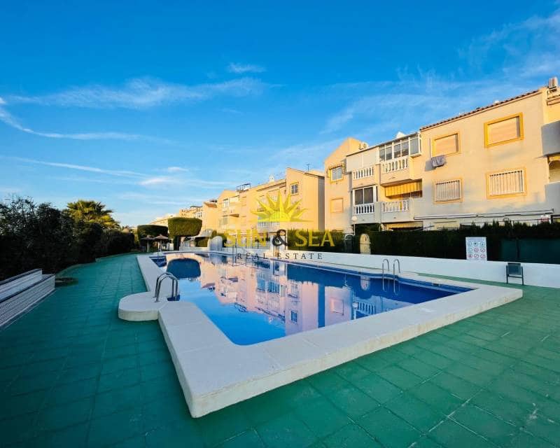 2 Zimmer Haus zu vermieten in Torrevieja mit Pool - 750 € (Ref: 8798753)