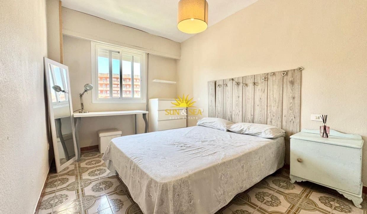 2 slaapkamer Penthouse voor vakantieverhuur in Orihuela Costa met zwembad - € 900 (Ref: 8800101)