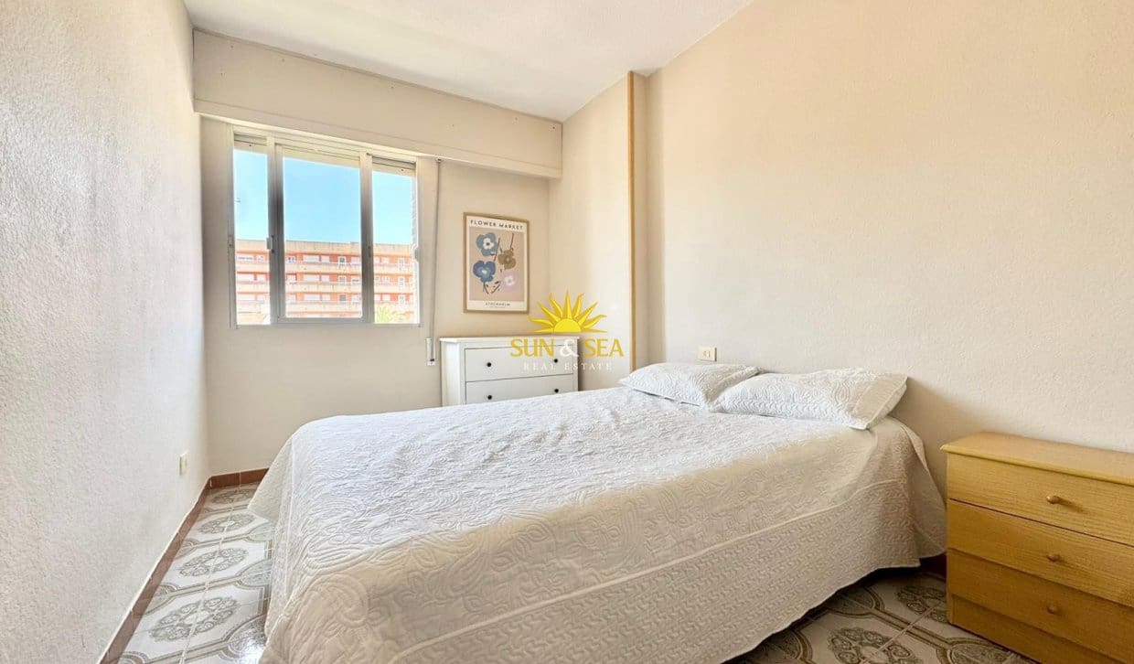 2 slaapkamer Penthouse voor vakantieverhuur in Orihuela Costa met zwembad - € 900 (Ref: 8800101)