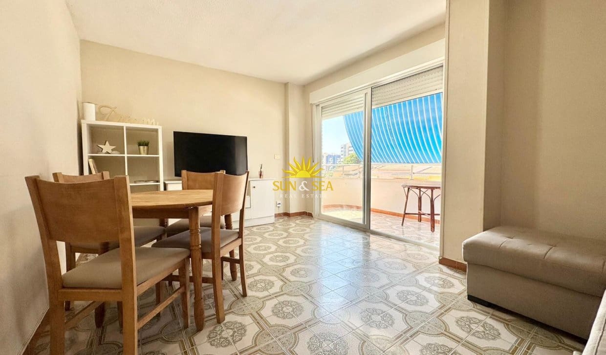 2 slaapkamer Penthouse voor vakantieverhuur in Orihuela Costa met zwembad - € 900 (Ref: 8800101)