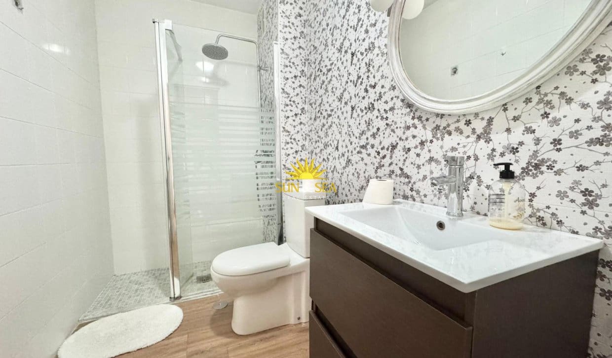2 slaapkamer Penthouse voor vakantieverhuur in Orihuela Costa met zwembad - € 900 (Ref: 8800101)
