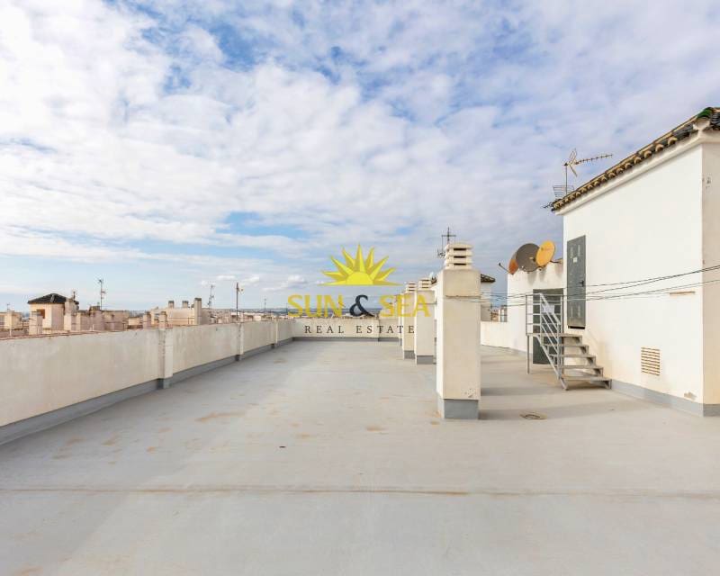 2 soverom Penthouse til leie i Torrevieja - € 750 (Ref: 8895395)