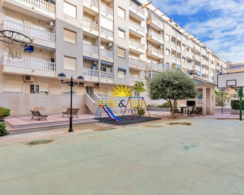 2 soverom Penthouse til leie i Torrevieja - € 750 (Ref: 8895395)