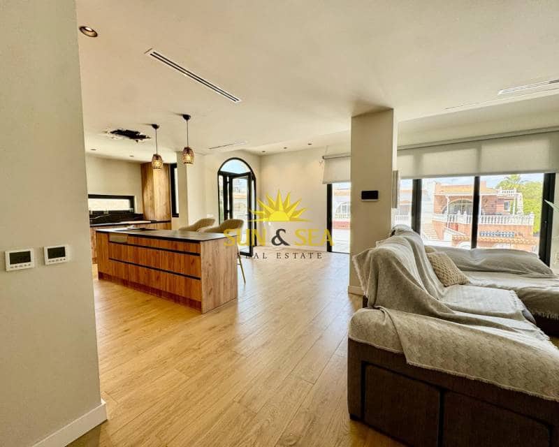 3 bedroom Villa for rent in Los Altos with pool garage - € 3,000 (Ref: 8920899)