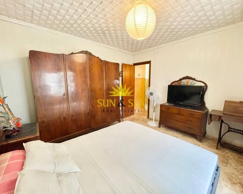 4 bedroom Villa for sale in Torrevieja - € 150,000 (Ref: 8922562)