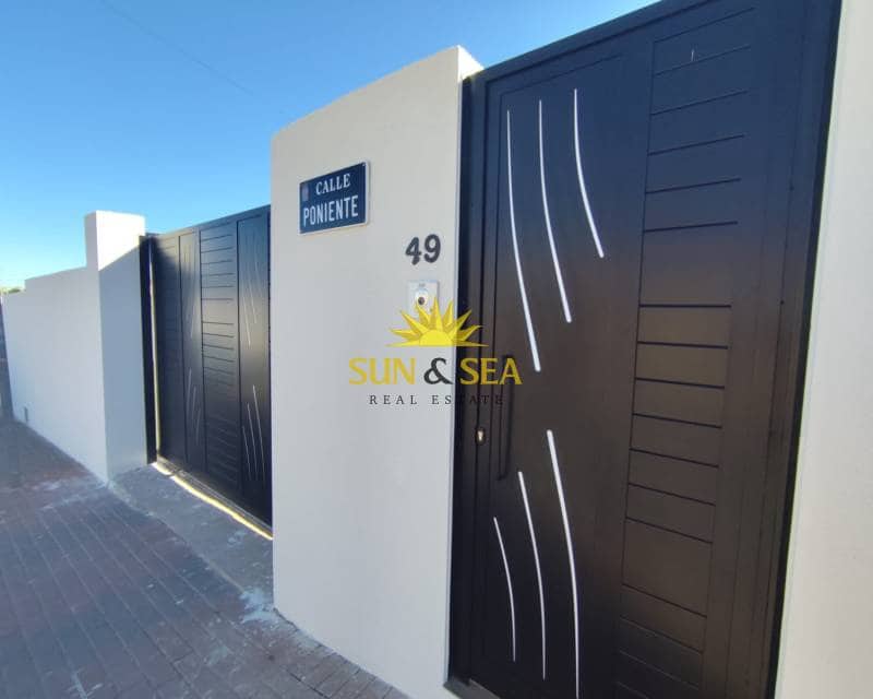 3 Zimmer Villa zu verkaufen in Los Balcones mit Pool Garage - 550.000 € (Ref: 8930650)