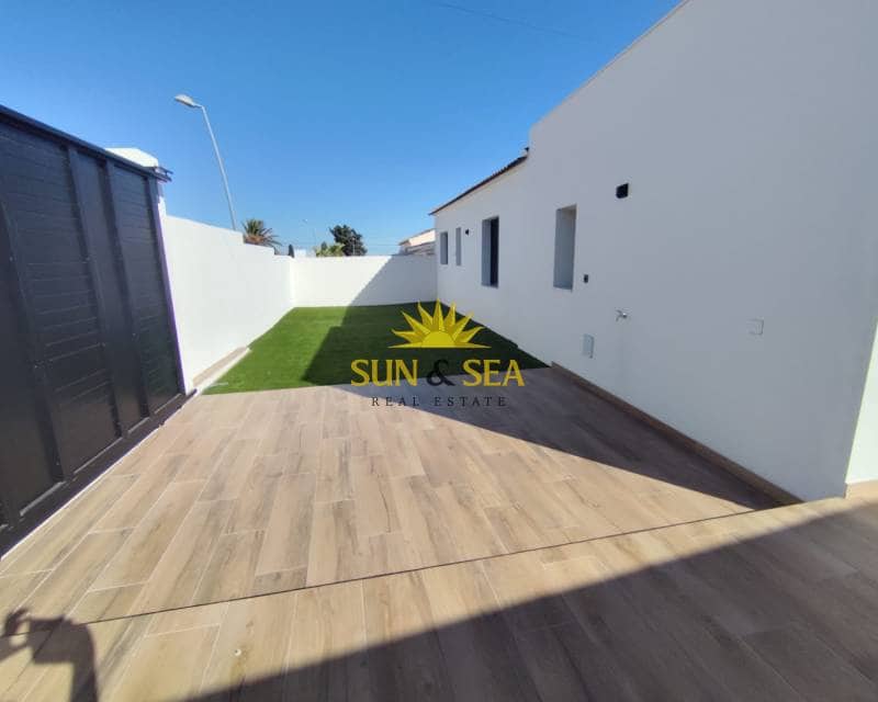 3 Zimmer Villa zu verkaufen in Los Balcones mit Pool Garage - 550.000 € (Ref: 8930650)