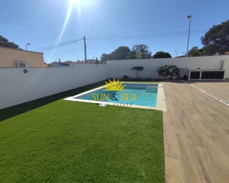 3 Zimmer Villa zu verkaufen in Los Balcones mit Pool Garage - 550.000 € (Ref: 8930650)