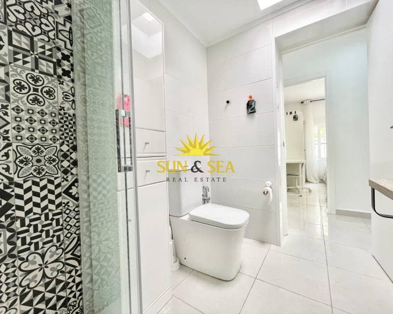 Appartement de 3 chambres à louer à Torrevieja - 1 100 € (Ref: 8933387)