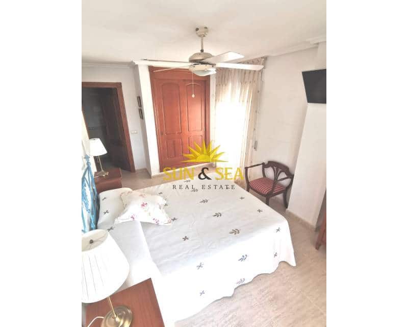 3 slaapkamer Appartement te huur in La Manga del Mar Menor met zwembad - € 800 (Ref: 8934618)