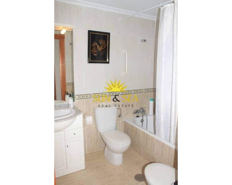 3 slaapkamer Appartement te huur in La Manga del Mar Menor met zwembad - € 800 (Ref: 8934618)