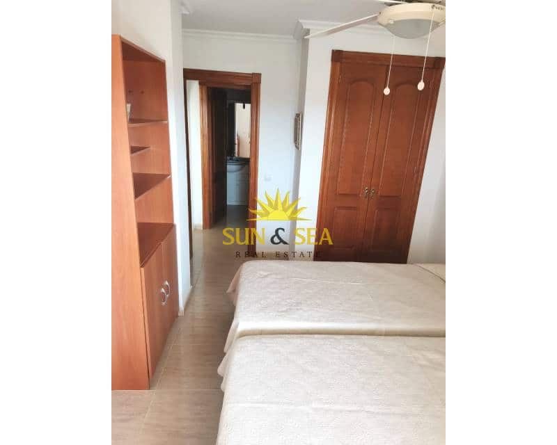 3 slaapkamer Appartement te huur in La Manga del Mar Menor met zwembad - € 800 (Ref: 8934618)